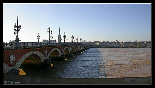 Sous le Pont de Pierre, des Remous Ephémères, Frissons de la Rivière, Tourbillons de Lumière, Vertige de l'Amour qui Engloutit pour Toujours.